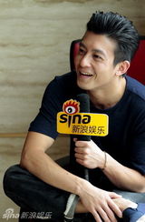 组图：陈冠希发新专辑接受新浪专访