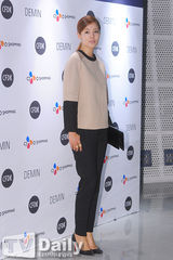 组图：高雅拉Bada首尔时装周看秀玩自拍