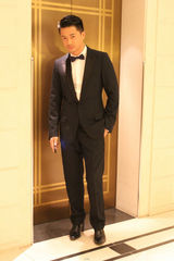 组图：段奕宏柏林街拍神采飞扬 温暖硬汉显绅士