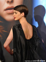 组图：海瑟薇俏皮短发抢眼 阿曼达宝石抹胸裙美艳