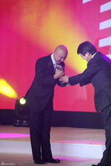 组图：徐峥捧大奖自称有新人感觉 笑与吕凉比帅