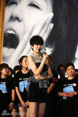 幻灯图：郁可唯献唱庆儿童节 不敢跟师兄比酷