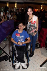 组图：GEM邓紫棋办签名会亲民玩互动