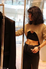 组图：陈燃潮装出席活动露腰显个性魅力