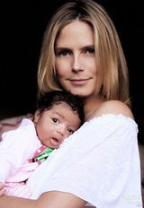 幻灯图集：海蒂-克鲁姆新生女儿照片首曝光