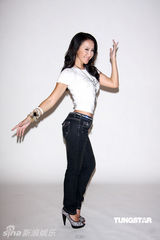 幻灯图：李玟代言服装秀性感电臀 怀抱小虎喜迎虎年 