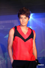 组图：吴克群发新专辑 单膝下跪示爱徐若瑄