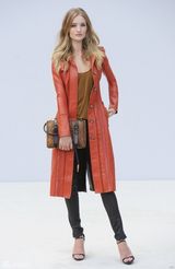 组图：罗茜-汉丁顿-惠特莉亮相伦敦 出席时装秀