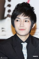 组图：泰国偶像宣传同志电影 Aom甜美外型Tina酷帅