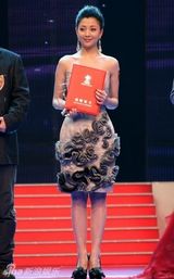 幻灯图集：殷桃闪耀咏乐大典 低胸礼服靓丽亮相