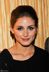 组图：纽约名媛奥利维亚-巴勒莫黑色连身装亮相