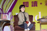 组图：林青霞短发眼镜办朗读会