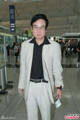 组图：黄百鸣离港避台风 赴大马拍贺岁喜剧