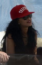 组图：蕾哈娜黑裙现身意大利欢乐坐游艇