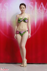 组图：亚洲小姐候选佳丽性感三点式泳装亮相斗艳