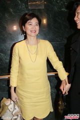 组图：林青霞携三女贺施南生法国授勋 唐唐现身