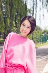 组图：黄圣依师妹王婉中写真变身红粉女郎