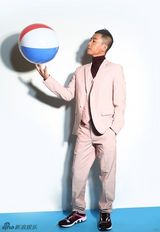 组图：陈小春初春大片鬼马造型展童真