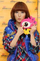 高清组图：对话韩国新人歌手IU 甜甜浅笑可爱迷人