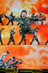 高清组图：双拥晚会 男子集体舞《沙场雄风》