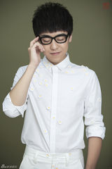 组图：刘心最新宣传照曝光 雏菊点缀显文艺范儿