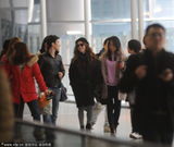 组图：邓紫棋现身机场酷劲十足 与粉丝玩自拍