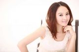 组图：小王晶白裙写真 知性靓丽力挺“剩女”