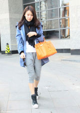 组图：贾青街拍LOOK 工装上衣搭配潮包