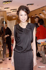 周慧敏自言有不少同志朋友 赌王四太送何超盈首饰