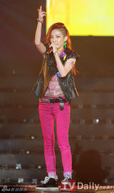 组图：2NE1SHINee精彩表演犹如club热辣气势