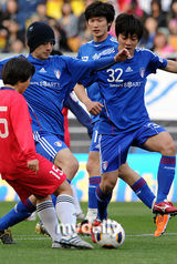 组图：金俊秀金贤重等参加友谊球赛 绿茵场上飙帅