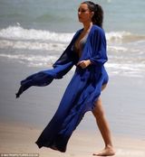 组图：卡戴珊泰国海滩度假 比基尼难掩丰乳肥臀