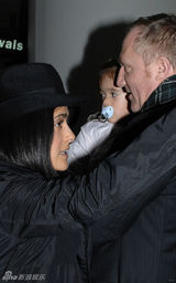 幻灯图集：萨尔玛-海耶克全家幸福出游