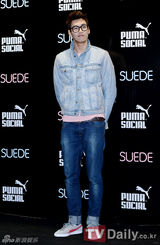 组图：Jewelry出席品牌新品发布会 热辣秀美腿