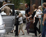 组图：朱莉单手抱女展辣妈本色 皮特休闲装帅气