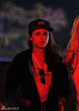 组图：暮光情侣音乐节甜蜜咬耳朵 帕丁森大笑