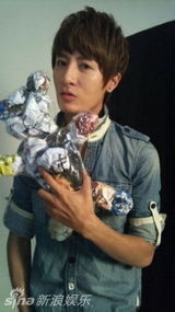 组图：明星微博晒与“环保熊”合照 宣传环保理念