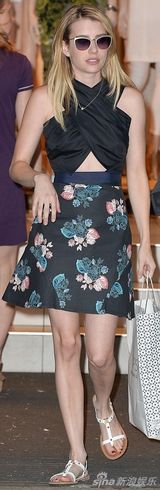 组图：罗伯茨侄女打男友获释后扫货 为粉丝签名