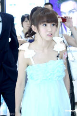 高清图：瑶瑶收起性感清纯亮相 吊带衫清丽可人