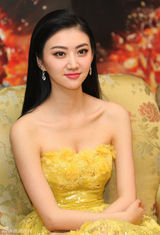 组图：《警察故事2013》成龙景甜对话新浪娱乐