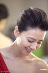 组图：高圆圆红裙拍广告 秀香肩容貌姣好