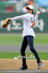 组图：韩女星具惠善为棒球赛开球 短发甜美自信