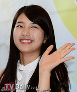 组图：韩女团missA秀智靓装出席签名会