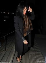 组图：蕾哈娜真空现身露美背 与绯闻男友分头走