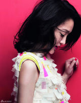 组图：周迅登杂志封面 甜美造型春意浓浓