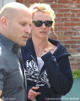 组图：布兰妮高调秀婚戒 与经纪人男友好事将近？