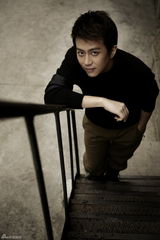 高清图：邓超纯真气质登杂志封面  谈“生存相对论” 