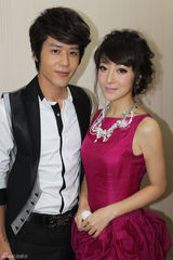 组图：陈紫函桃红礼服温婉献唱 谢胡宇崴谱“神话”