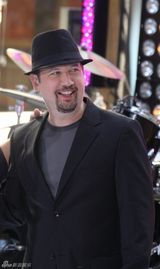 组图：98度重聚首献唱 有人欢喜有人揶揄