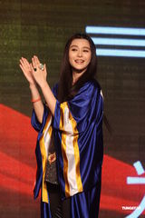 组图：范冰冰大呼我爱姚晨 为中国奥运健儿加油